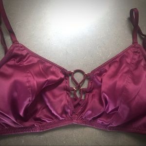 • Bra – Criss-Cross Stretchy Lacing–       • Victorias Secret